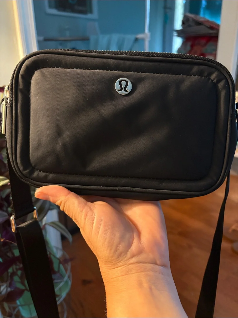 Lululemon Crossbody Camera Bag 2L - Black with Silver Hardware excellent - Picture 2 of 5
